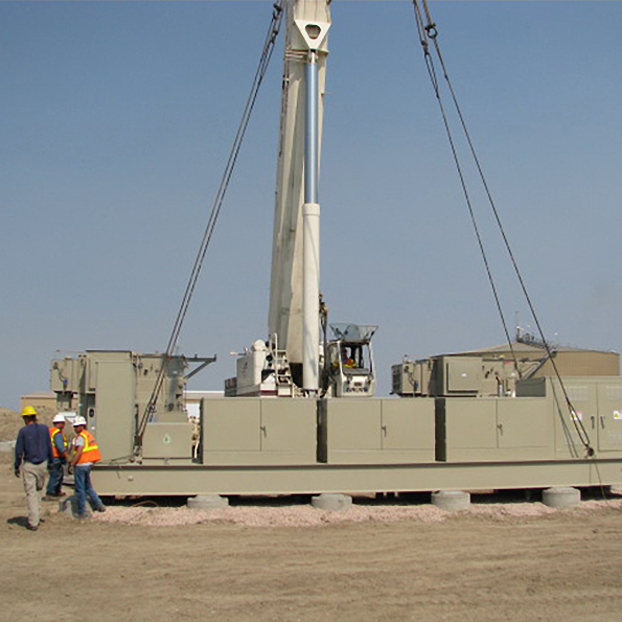grue levant une sous-station modulaire