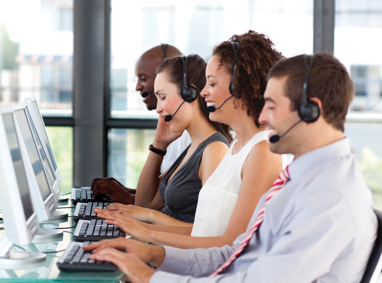 eaton-emea-ups-services-and-support-brochure-image-page-4-call-center.jpg